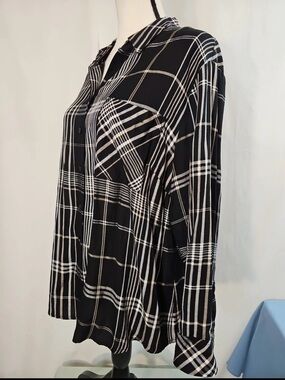 Chico's Black and White dress shirt button down size 8/10